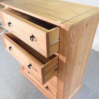 Lot 119 - A modern pine chest