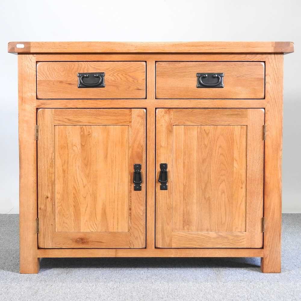 Lot 648 - A modern oak sideboard