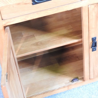 Lot 648 - A modern oak sideboard