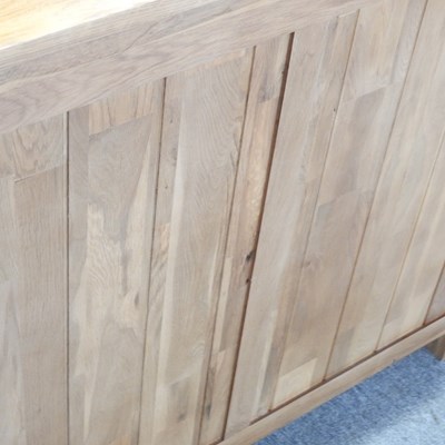 Lot 648 - A modern oak sideboard