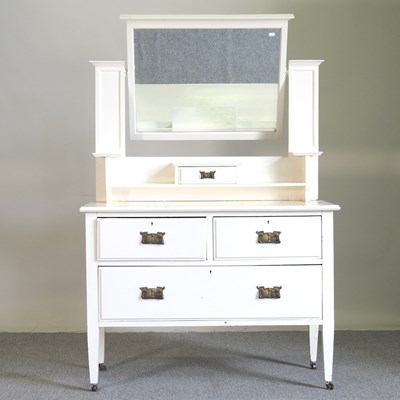 Lot 734 - An Edwardian white painted dressing table