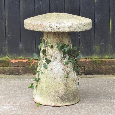 Lot 416 - An antique staddle stone
