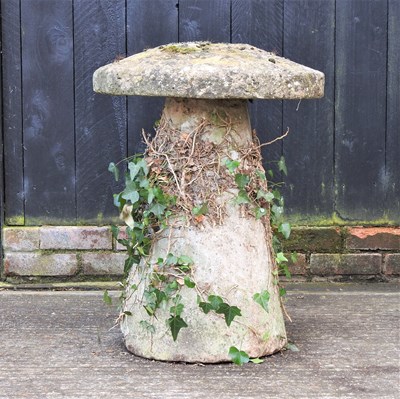 Lot 418 - An antique staddle stone