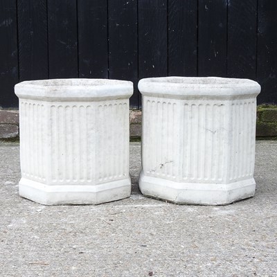 Lot 271 - A pair of garden pots