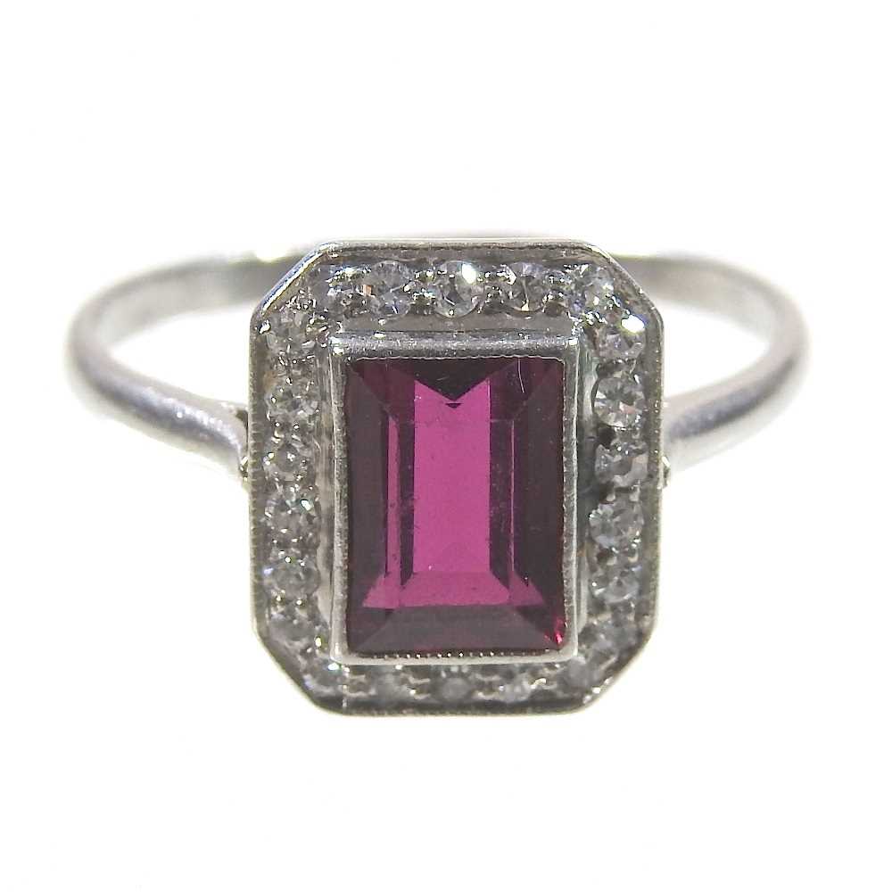 Lot 176 - An Art Deco ring