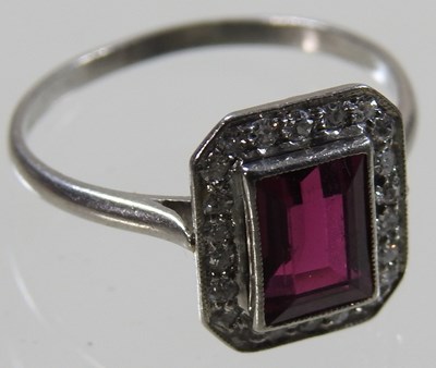 Lot 176 - An Art Deco ring