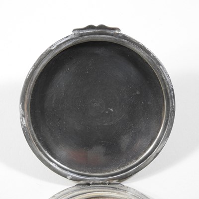 Lot 200 - A silver compact