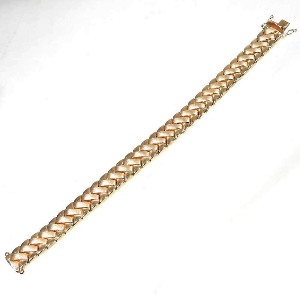 Lot 6 - A 9 carat gold bracelet