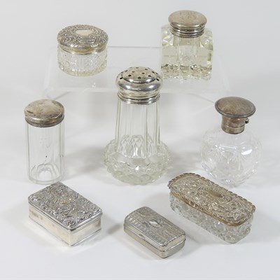 Lot 202 - An early 20th century silver dressing table jar