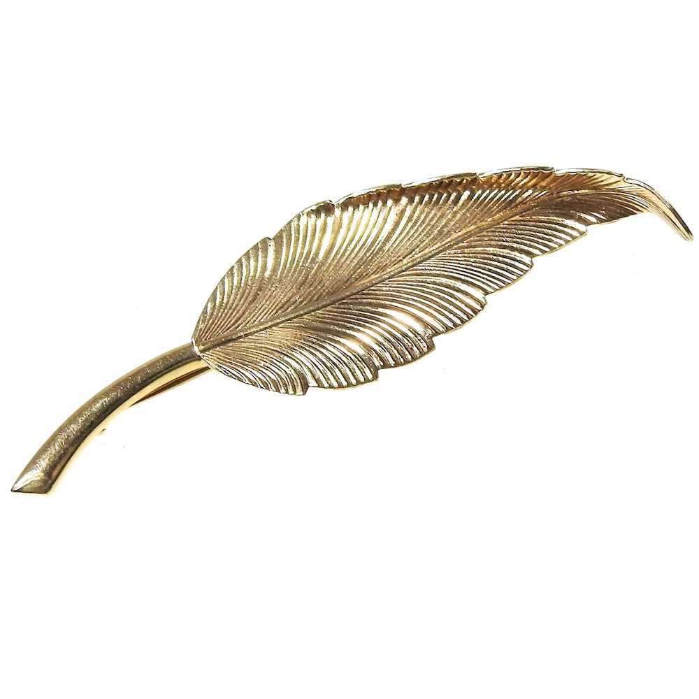 Lot 43 - A 14 carat gold Tiffany brooch