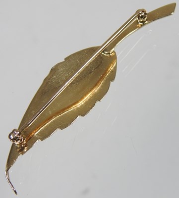 Lot 43 - A 14 carat gold Tiffany brooch