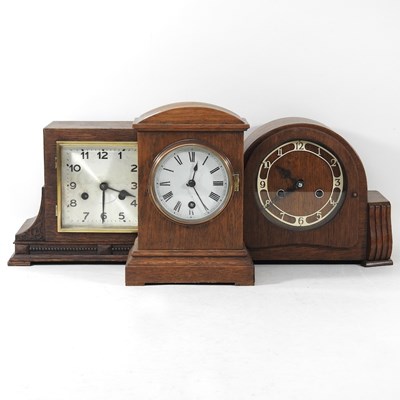 Lot 521 - A 1920's oak cased mantel clock, 25cm high,...