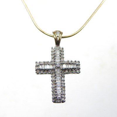 Lot 275 - A 9 carat gold cross pendant, 2cm high,...