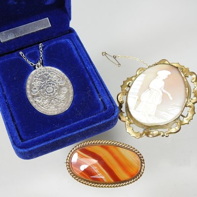 Lot 263 - An agate brooch, together with a cameo brooch...