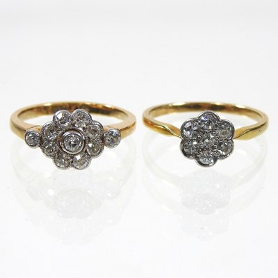 Lot 158 - An 18 carat gold and platinum daisy set...