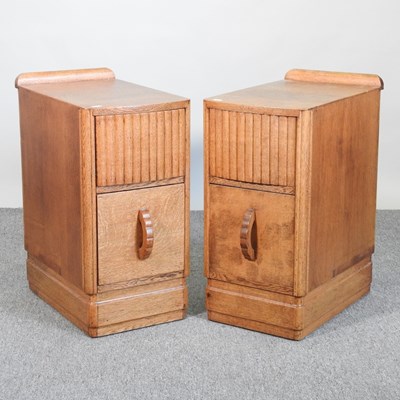 Lot 526 - A pair of Art Deco light oak bedside cabinets (2)