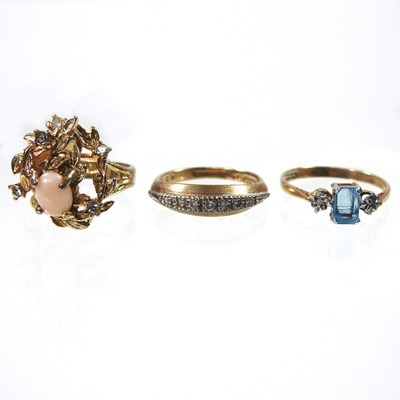 Lot 151 - A 9 carat gold diamond ring, 2.6g, size M,...