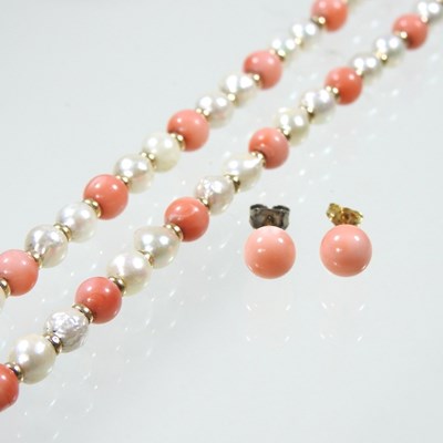Lot 99 - A coral and cultured pearl bead necklace, with...
