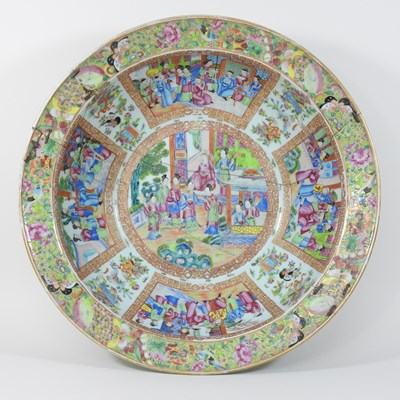 Lot 300 - A large 19th century Chinese Canton porcelain bowl