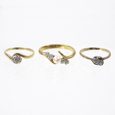 Lot 397 - An 18 carat gold illusion set diamond ring,...