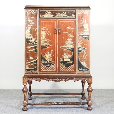 Lot 525 - An early 20th century chinoiserie decorated...