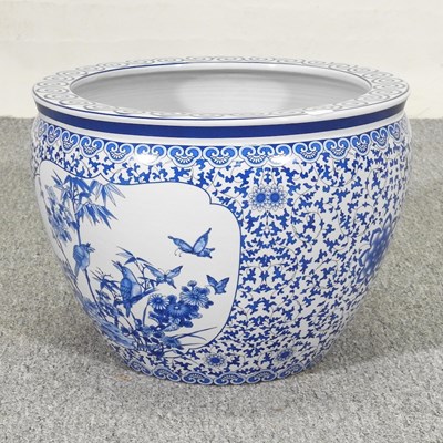 Lot 134 - A Chinese porcelain blue and white fish bowl,...