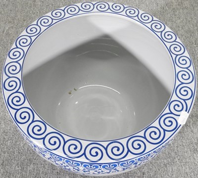Lot 134 - A Chinese porcelain blue and white fish bowl,...