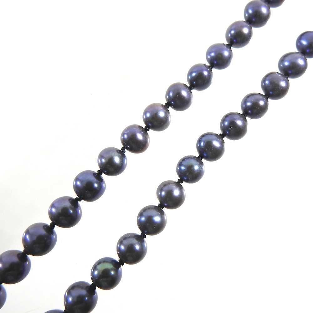 Lot 229 A JKA cultured pearl necklace with a 9