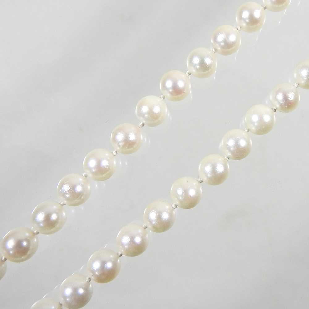 Lot 240 - A cultured pearl single strand necklace,