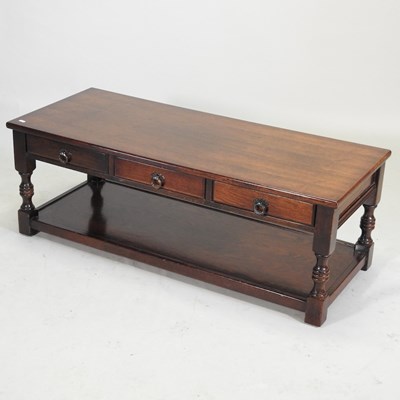 Lot 551 - An oak coffee table