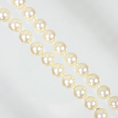 Lot 372 - A single strand cultured pearl necklace, boxed