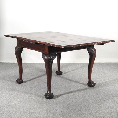 Lot 108 - An early 20th century draw leaf dining table,...