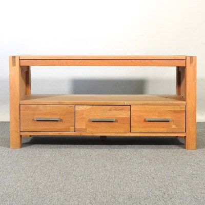 Lot 471 - A modern light oak cabinet