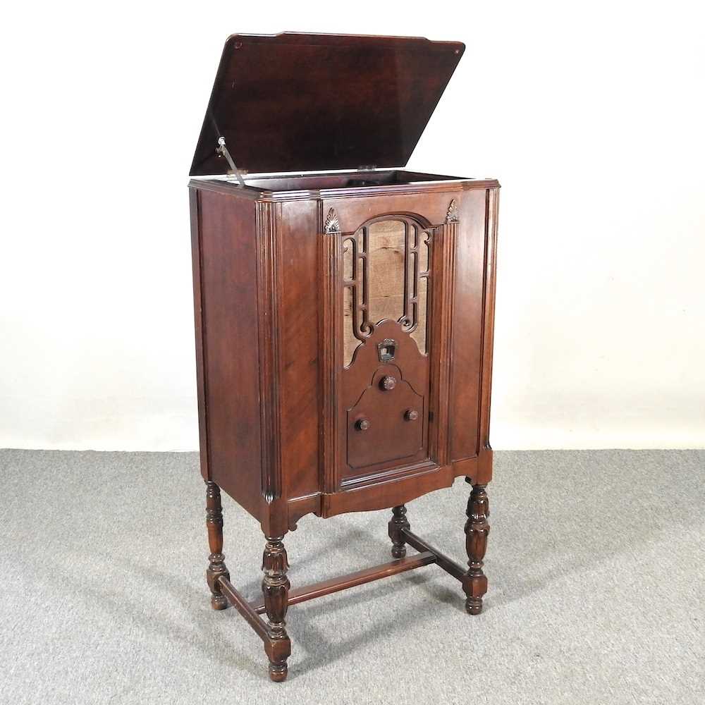 Lot 521 - An early 20th century Philco radiogram,