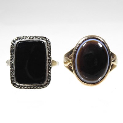 Lot 254 - A 9 carat gold polished onyx cabochon ring,...