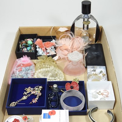 Lot 384 - A collection of vintage costume jewellery, to...