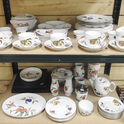 Lot 372 - A Royal Worcester Evesham pattern part tea and...