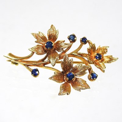 Lot 25 - A 9 carat gold and sapphire brooch, in the...