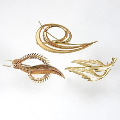 Lot 70 - An 18 carat gold brooch, of feather design,...