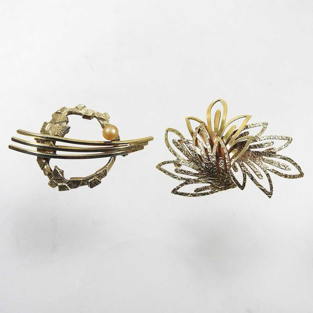 Lot 24 - A 14 carat rolled gold brooch, of openwork