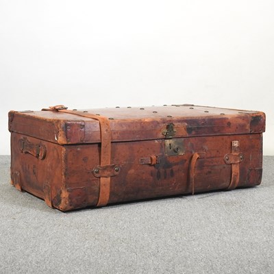 Lot 531 - An early 20th century leather travelling case