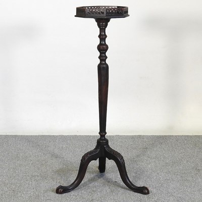 Lot 190 - An early 20th century jardiniere stand, on a...