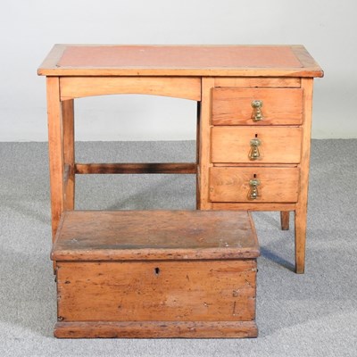 Lot 478 - An early 20th century pedestal desk, 90cm wide,...