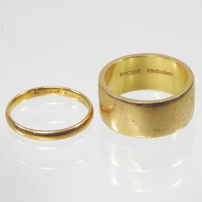 Lot 3 - An 18 carat gold wedding band, 11g, size P,...