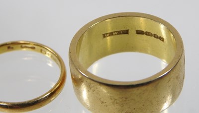 Lot 3 - An 18 carat gold wedding band, 11g, size P,...