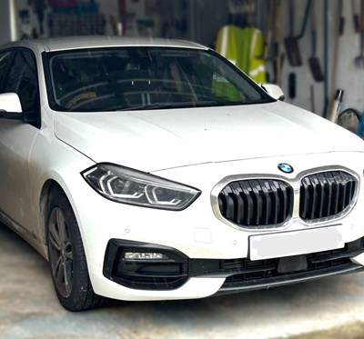 Lot 1 - A white BMW 1 Series hatchback, 118i sport,...