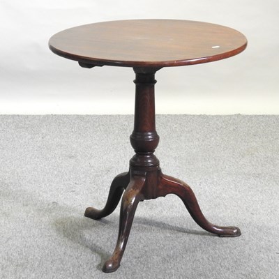 Lot 328 - A Georgian style mahogany occasional table