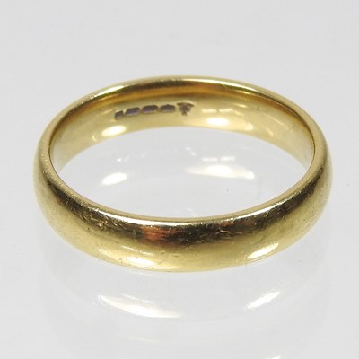 Lot 4 - An 18 carat gold wedding band, 4.6g, size L/M