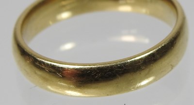 Lot 4 - An 18 carat gold wedding band, 4.6g, size L/M