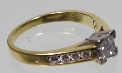 Lot 14 - An 18 carat gold diamond ring, with diamond...